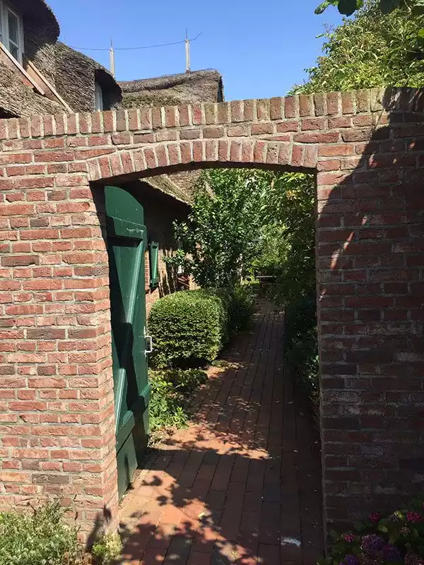 Holzpforte als Zugang zur Ferienwohnung auf Pellworm mit Terrasse und Gartenbereich