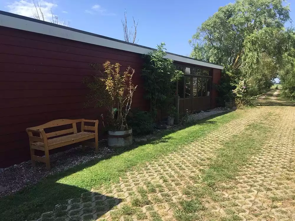 Einfahrt und Parkbereich des Ferienhauses Kiek in’t Land auf Pellworm mit Muschelscheune