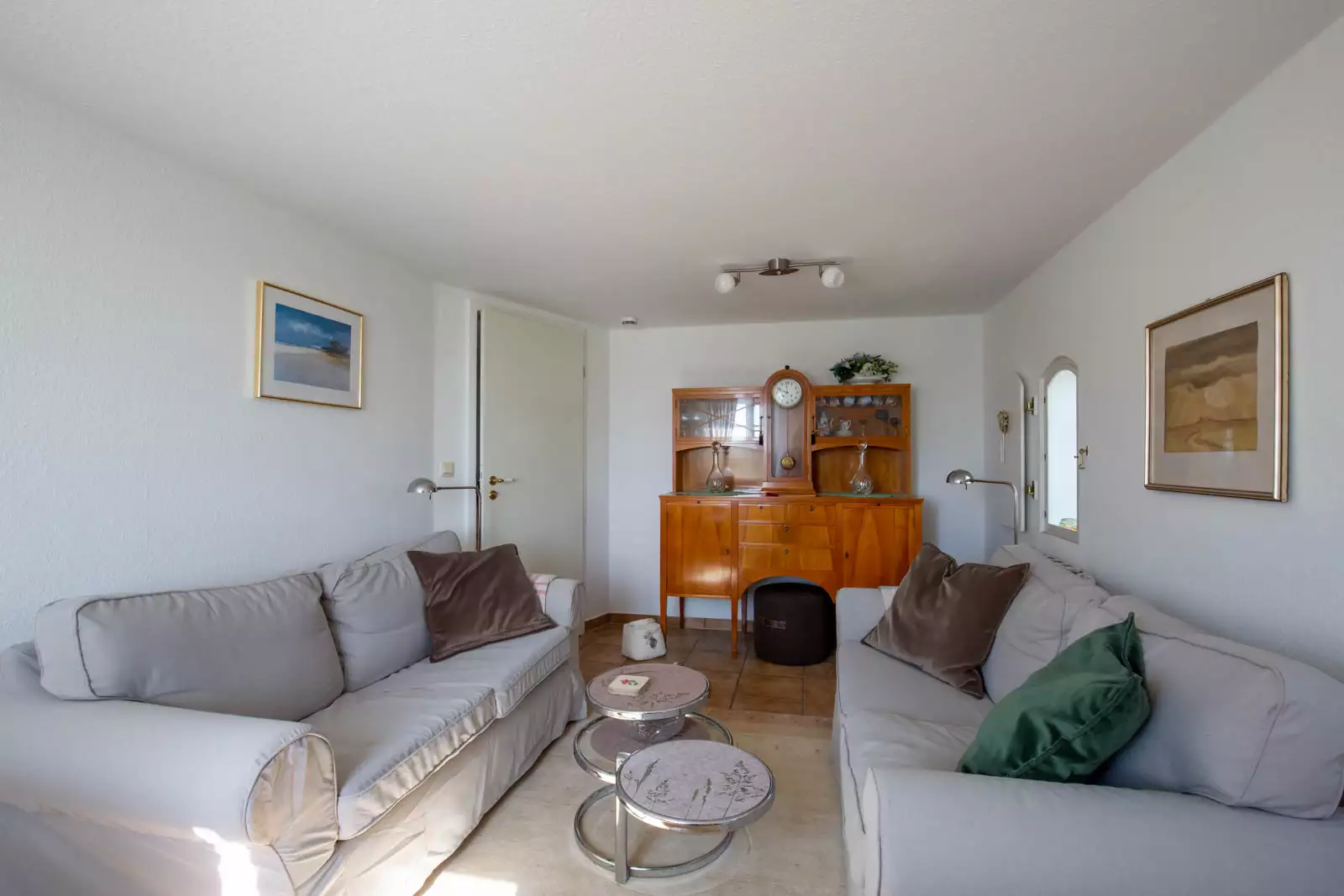 Wohnzimmer der Ferienwohnung Nordermühle auf Pellworm mit Sofa, Couchtisch und zusätzlichem Schrank