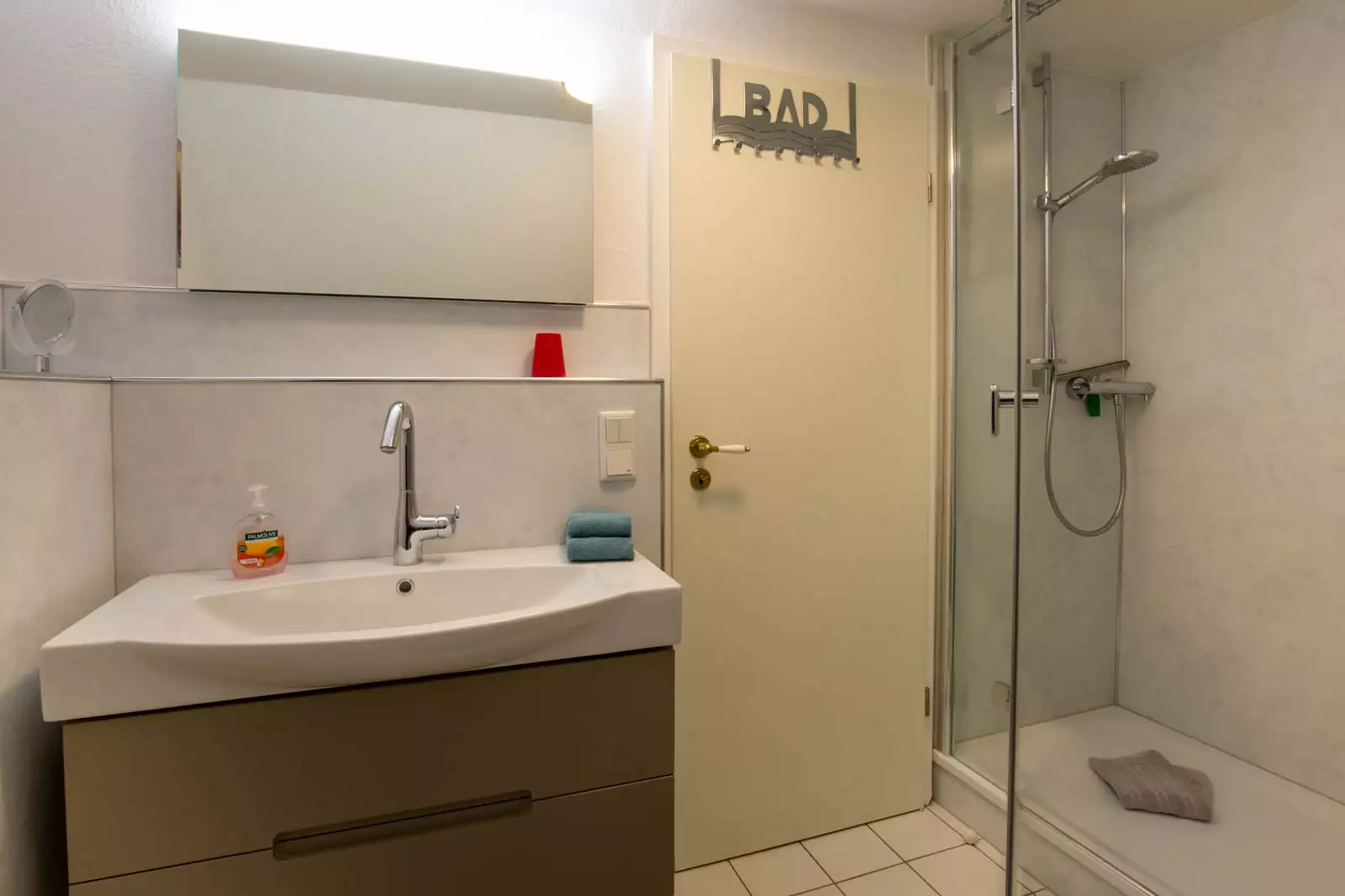 Badezimmer der Ferienwohnung Vogelkoje auf Pellworm mit Waschbecken und Dusche