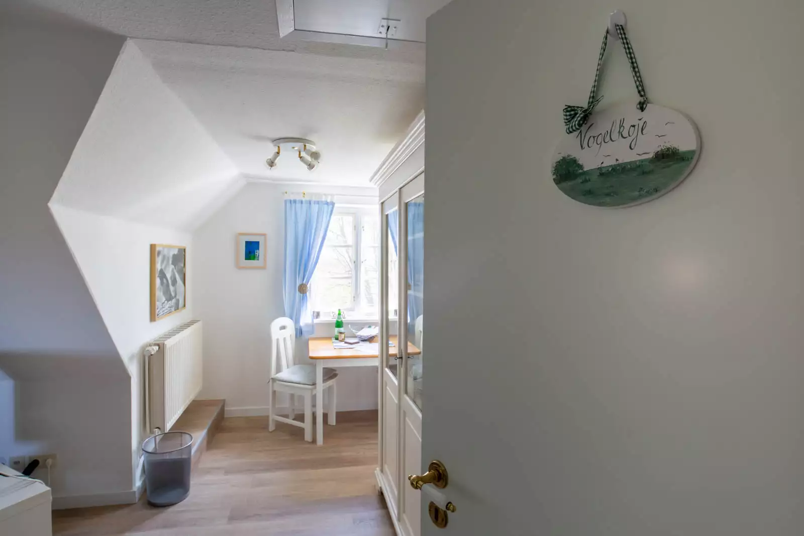 Sitzecke der Ferienwohnung Vogelkoje auf Pellworm mit Fenster und gemütlichem Wohnbereich