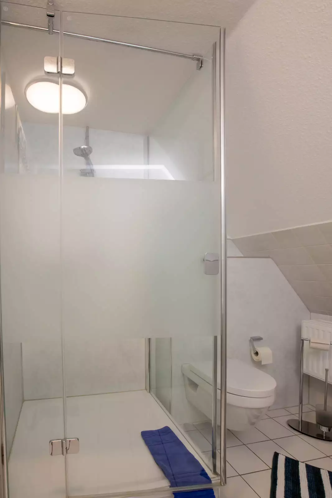 Badezimmer der Ferienwohnung Leuchtturm auf Pellworm mit Dusche und WC