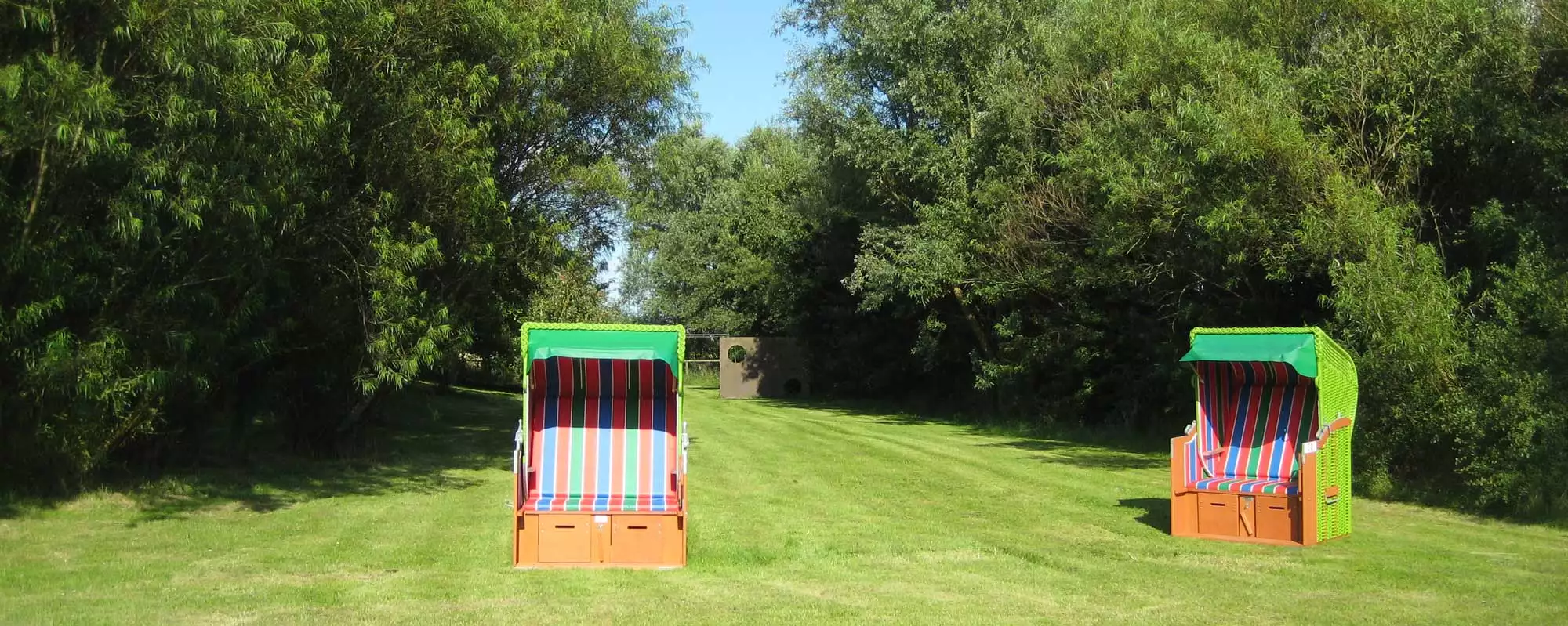 Sonnenstunden im Strandkorb im großen Garten des Ferienhauses