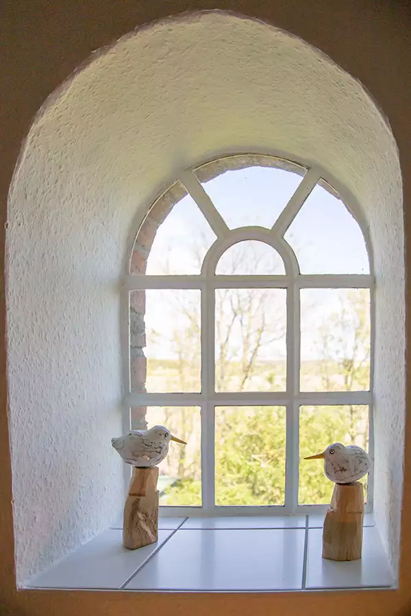 Urlaub zu zweit genießen: Fenster zum Garten - ein ehemaliges Stallfenster aufbereitet mit dem Fensterbrett und zwei Vögeln