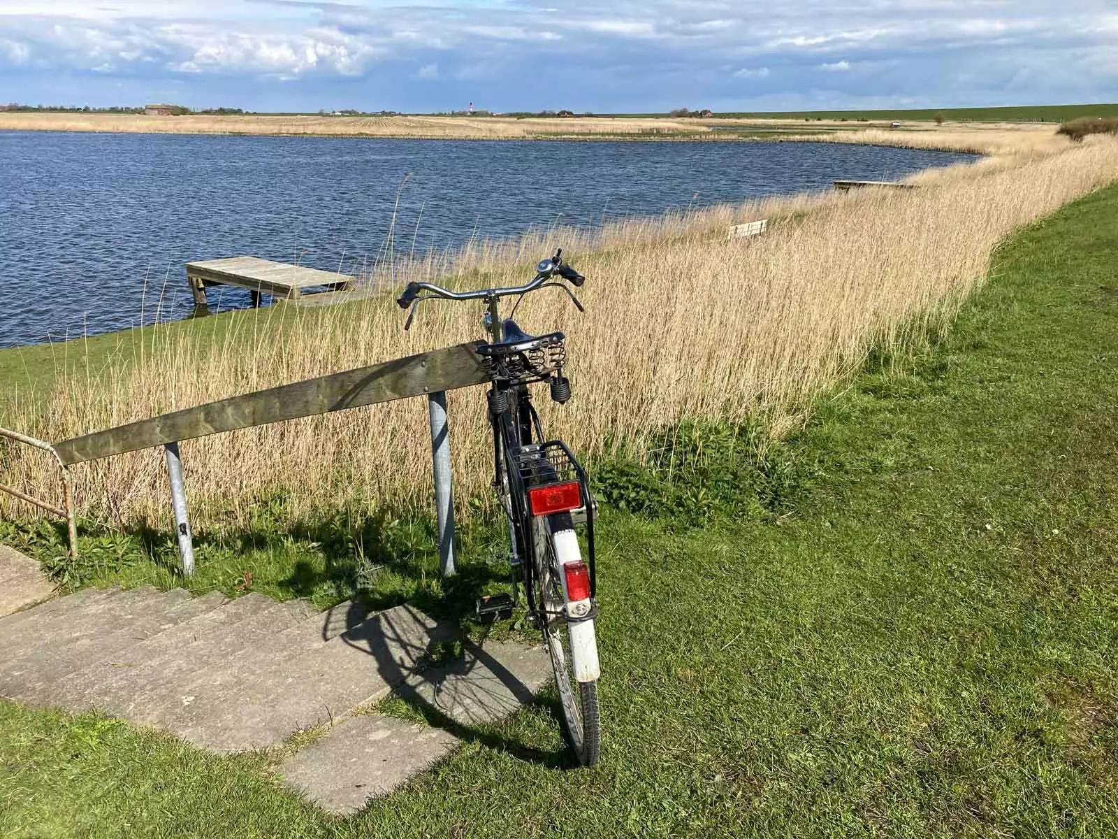 Am Angelteich inmitten schöner Natur und Blick zum Leuchtturm angekommen - Fahrrad parkt derweil