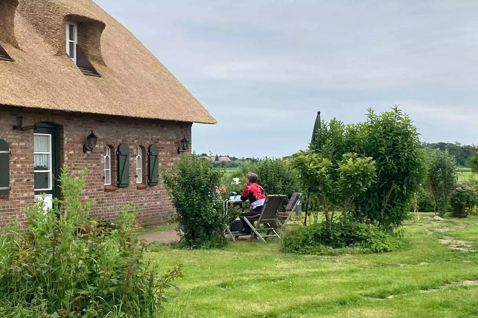 Ferienwohnung auf Pellworm, mitten im Grünen unter Reet