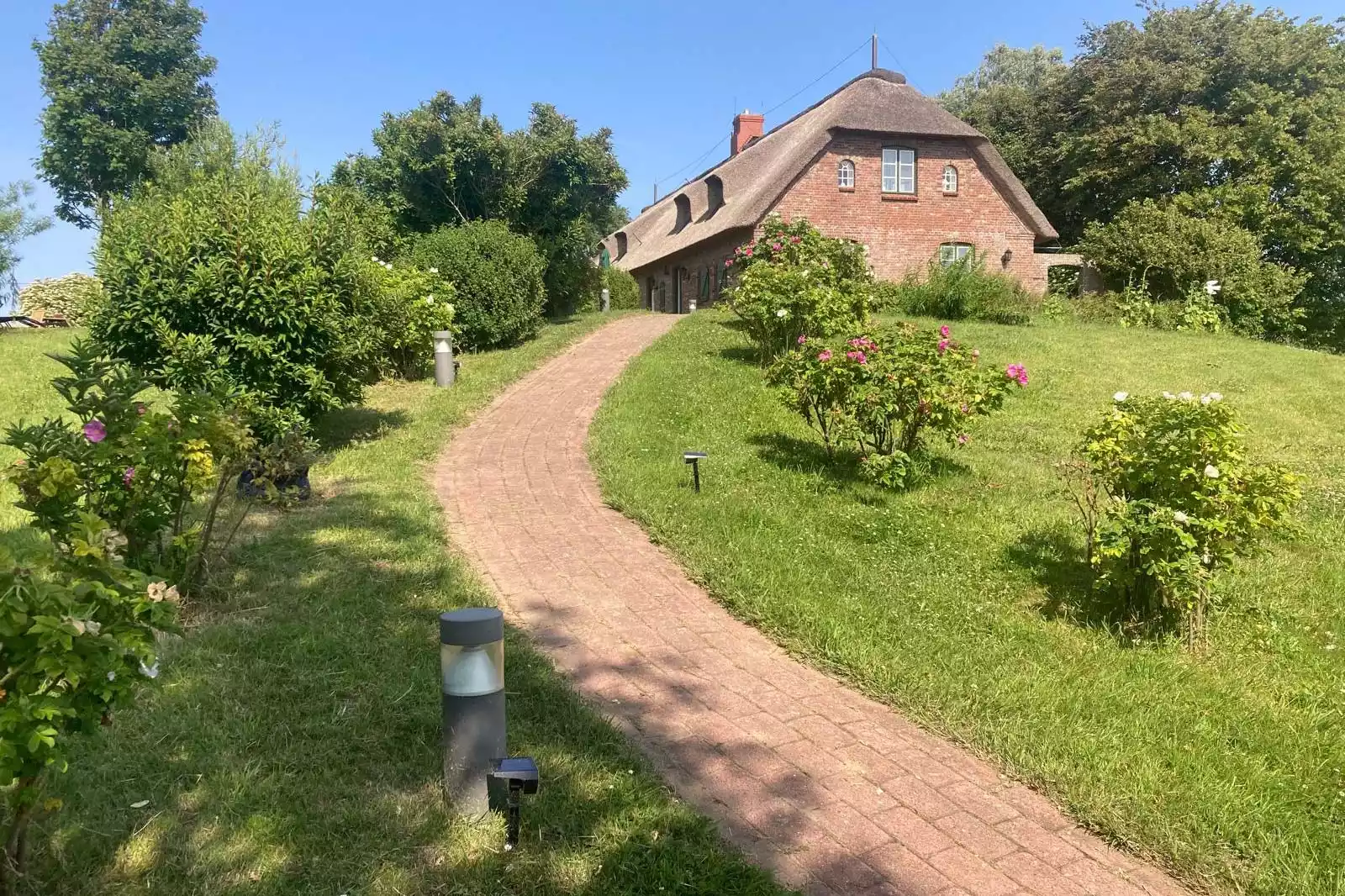 Weg zur Warft auf der das Ferienhaus steht