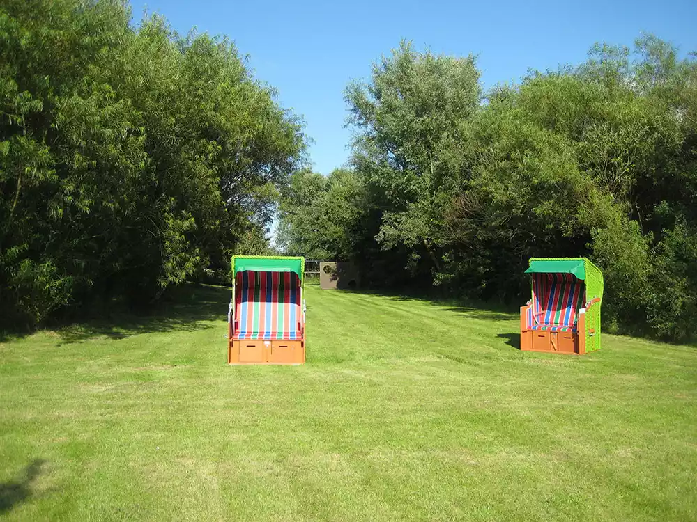 Strandkörbe in einer ruhigen Gartenecke des Ferienhauses Kiek in’t Land auf Pellworm