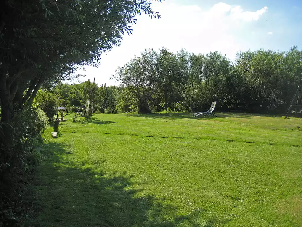 Großer Garten des Ferienhauses auf Pellworm mit Liegewiese, Gartenmöbeln und Sonnenliegen