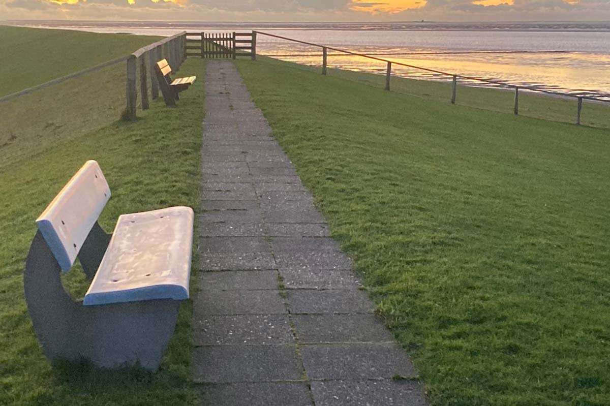 Insel Pellworm - Blick vom Deich über das weite Watt in der Abendstimmung Insel Pellworm - Blick vom Deich über das weite Watt in der Abendstimmung
